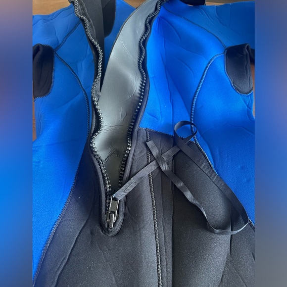 Custom made Wetsuit - Picture 3 of 7